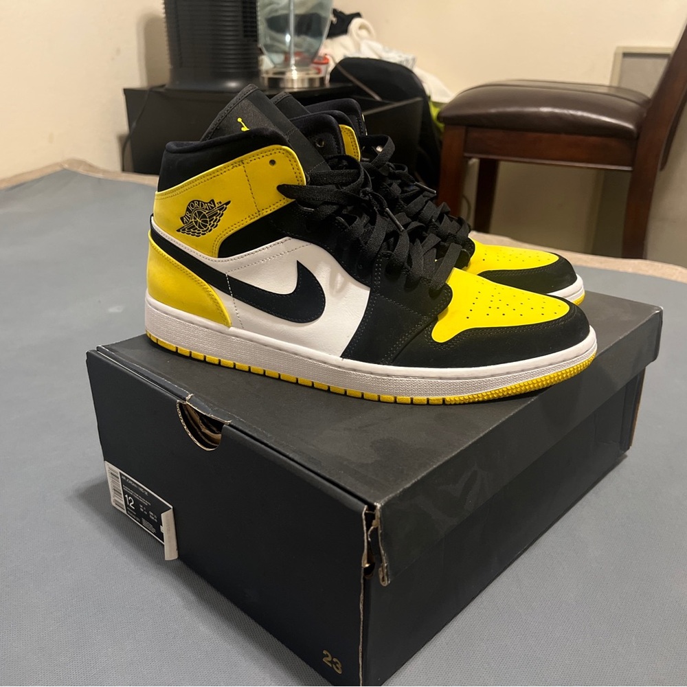 Jordan 1 se mid yellow toe